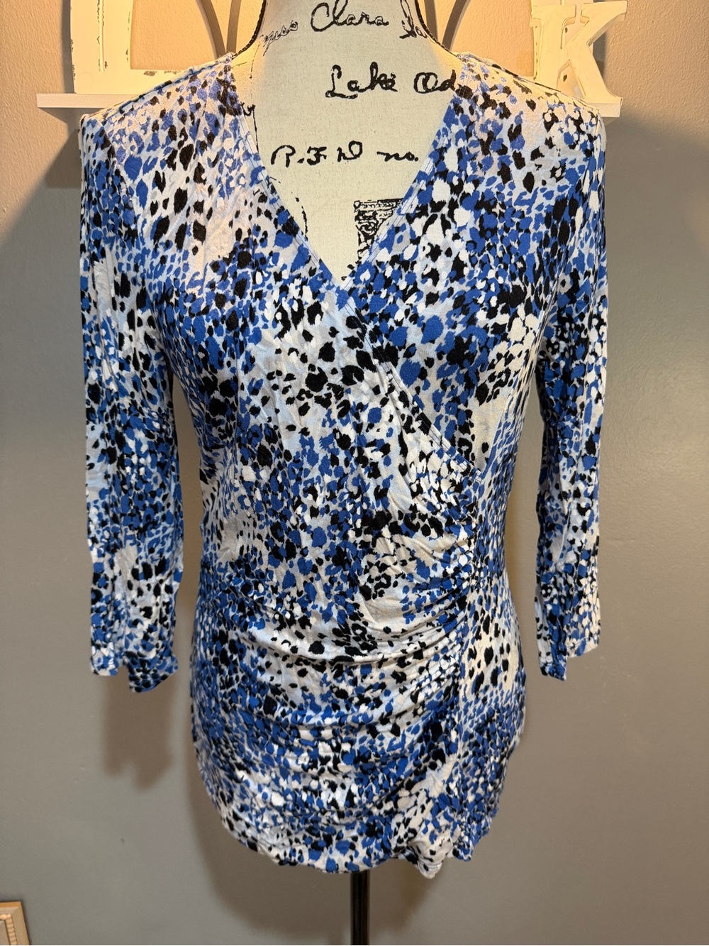 DANA BUCHMAN BLUE, BLACK & WHITE WRAP STYLE BLOUSE SZ M